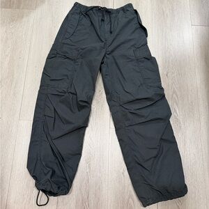 Aritzia TNA Charcoal Cargo 
Size Medium 
Adjustable bottoms